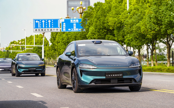 Der Luxeed R7 auf einer Proberunde durch Wuhu. Der Lidar-Sensor im Dach schien bei der Fahrt noch nicht aktiv zu sein. (Bild: Chery)